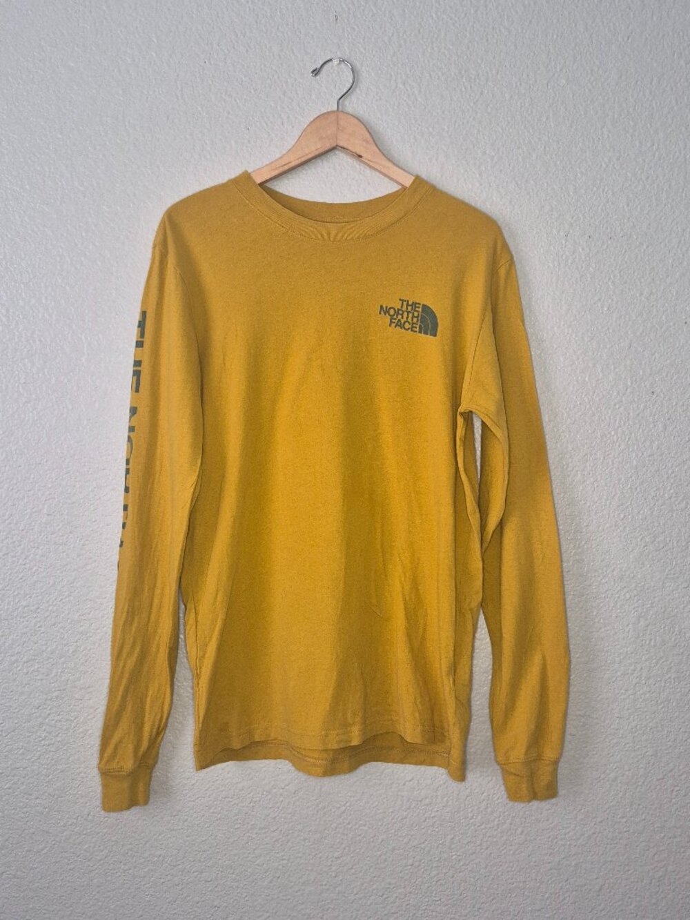 The North Face Mens Medium M Long Sleeve Shirt Yellow Gold Sleeve Logo Graphic